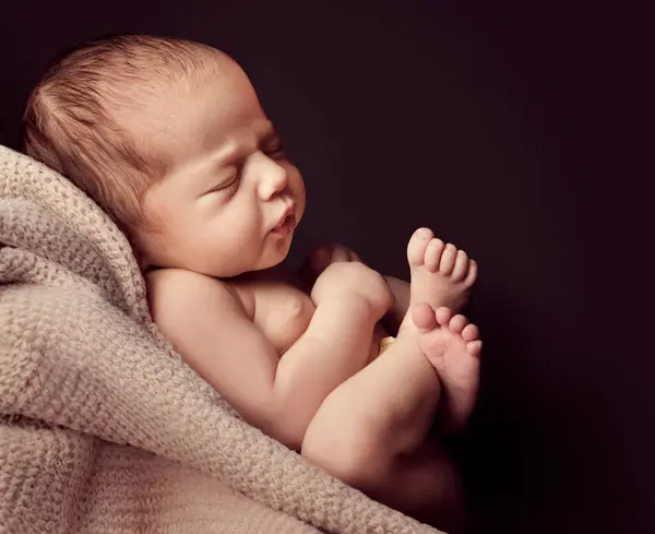 Recém Nascido Dormindo Cobertor Sobre Fundo Preto Bebê Dormir Posição Fotografias De Stock Royalty-Free