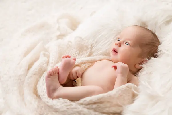 Μωρό Κοιτάζει Ψηλά Ξαπλωμένο Στην Μπεζ Κουβέρτα Στο Crib Νεογέννητη Φωτογραφία Αρχείου