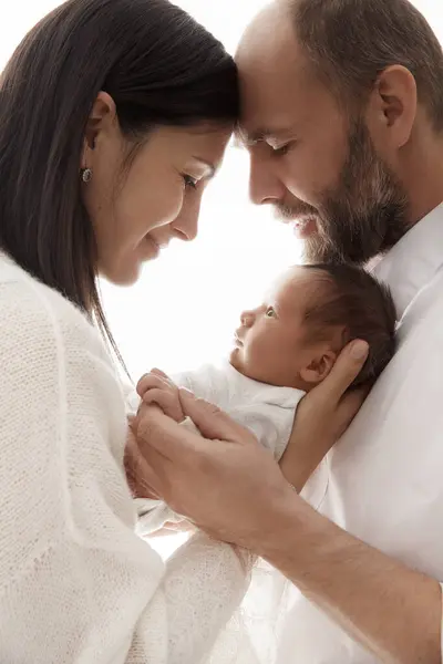 Rodzina Noworodkiem Szczęśliwych Rodziców Trzymających Dziecko Przez Miesiąc Uśmiechnięta Matka Zdjęcie Stockowe