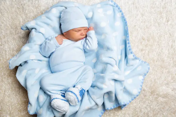 Baby Boy Blå Klær Som Sover Blanket Søt Nyfødt Sovner stockbilde