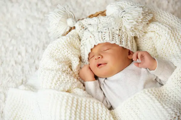 Bayi Tersenyum Dalam Tidur Smiling Newborn Tidur White Blanket Cradle Stok Gambar