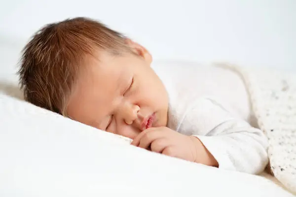 Sovende Baby Nærbilde Newborn Face Portrett Med Langt Hår Måned royaltyfrie gratis stockbilder