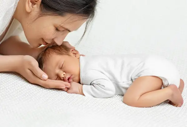 Głowa Dziecka Rękach Matki Szczęśliwa Mama Trzymająca Noworodka Śpiącego Białym Obrazek Stockowy