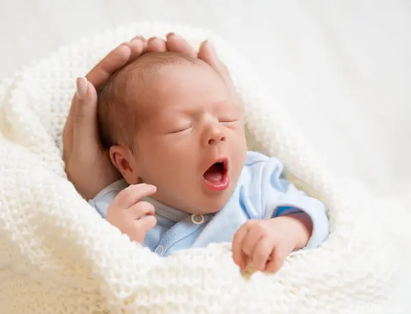 Nowonarodzone Dziecko Śpiące Rękach Matki Nowonarodzony Chłopiec Otwartymi Ustami Ziewanie Obrazy Stockowe bez tantiem