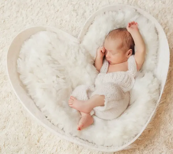 Νεογέννητος Κοιμάται Στο White Fur Blanket Μωρό Ξαπλωμένο Στο Crib Royalty Free Εικόνες Αρχείου