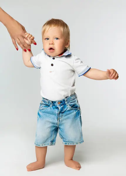 Bebé Dando Los Primeros Pasos Año Niño Aprendiendo Caminar Sosteniendo Fotos De Stock