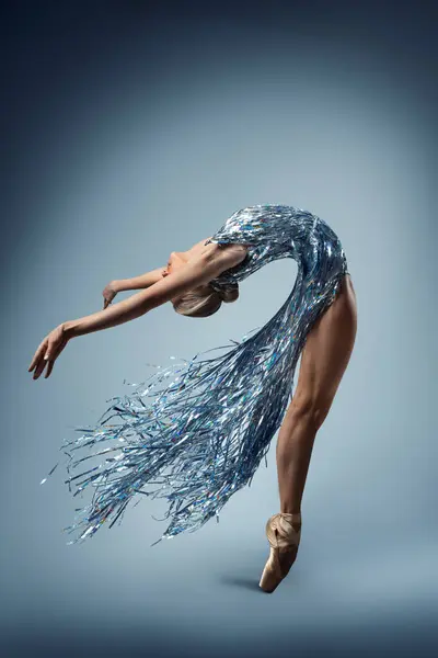 Ballerina Dance Fantasy Silver Dress Ballettdanser Bøyer Seg Bakover Vakker stockbilde