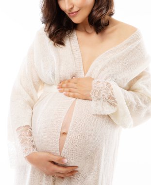 Mutlu Hamile Kadın Belly 'ye bakıyor. Doğum bakımı ve sağlıklı hamilelik. Gülümseyen anne karın bölgesini kucaklayarak izole edilmiş beyaz arka planda çocuk doğurmaya hazırlanıyor.