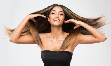 Düz Saçlı Güzellik Modeli. Düz, Parlak, Uzun Saçlı Güzel Kız White 'ın üzerinde uçuyor. Keratin Tedavi Bakımı. Neşeli Gülümseyen Moda Kadını İpek Saçlar Gösteriyor