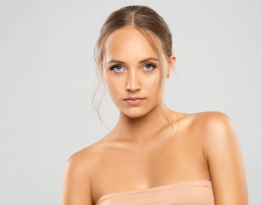Beyaz Arkaplan Üzerinde Doğal Yumuşak Cilt Makyajlı Güzellik Modeli. Güzel Sarışın Kız Yüzü Makyajı. Yüz gerdirme Dermal Doldurucu. Spa Kozmetolojisi