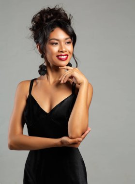 Siyah Şık Giysili Asyalı Moda Kadın. Gri saçı olan güzel bayan izole edilmiş. Kırmızı ruj ve şık saç stiliyle Kokteyl Elbiseli Mutlu Gülümseyen Kız