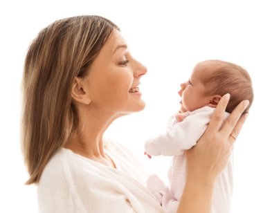 Mutlu anne bebeğe bakıyor. Gülümseyen anne, beyaz arka planda El Tarafında Yeni Doğan 'ı tutuyor. Doğum ve Çocuk Sağlığı Hizmetleri. Anneler Günü. Anne Aşk Bebeği