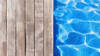 Ahşap güverteli havuz, dalgalı yüzme havuzu ve ahşap güverte bir sürü kopyalanmış arka plan için ideal.