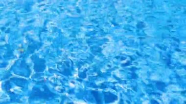 Serinletici havuz suyu Açık mavi yüzme havuzu dalgalanan su
