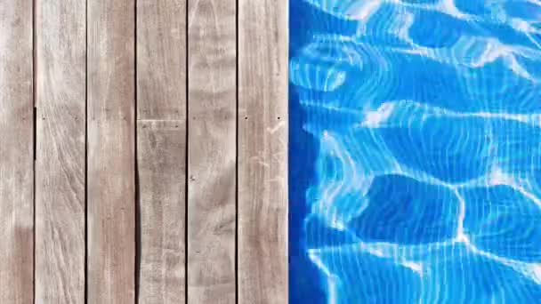 Pool Mit Holzdeck Plätscherndem Swimmingpool Und Holzdeck Ideal Für Hintergründe — Stockvideo