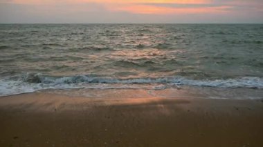 Gün batımında güzel Britton plajı
