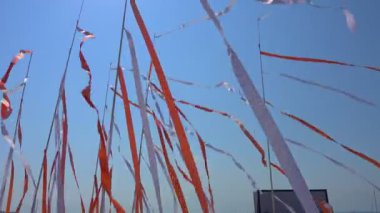 Mavi gökyüzünde kırmızı kurdeleler.