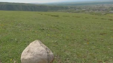 Deprem oldu. Kaya dağ yamacından aşağı yuvarlanıyor. Deprem sırasında kaya düşmesi.