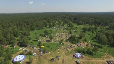 Çadır kampı, en iyi manzara. Doğada bir çadır ile dinlenmek. Renkli çadırları ve hava manzarası olan kalabalık bir kamp. Çadır, insansız hava aracı görüntüsü. Doğada seyahat. Kamp hayatı. Ormanda eğleniyorum. Dinlenme alanındaki çadırlar. Çam ağacında kamp çadırları.. 