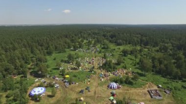Çadır kampı, en iyi manzara. Doğada bir çadır ile dinlenmek. Renkli çadırları ve hava manzarası olan kalabalık bir kamp. Çadır, insansız hava aracı görüntüsü. Doğada seyahat. Kamp hayatı. Ormanda eğleniyorum. Dinlenme alanındaki çadırlar. Çam ağacında kamp çadırları.. 