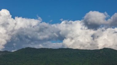 Rüzgarlı Gökyüzündeki dinamik kabarık beyaz bulutlar doğanın güçlü atmosferik hareket ve güzellik görüntüsü. Hareket etmeyi kes. Zaman ayarlı. Parlak mavi gökyüzünde hareketli büyüleyici bulut oluşumları.