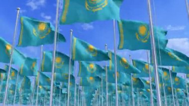 Kazakistan bayrakları mavi gökyüzüne karşı rüzgarda dalgalanıyor. Rüzgarda Dalgalanan Kazakistan Bayrakları. Ulusal Bayraklar gökyüzünün arka planında gururla dalgalanıyor. 3B Hazırlama.