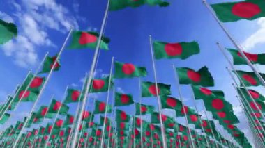 Bangladeş ulusal bayrakları gökyüzünde sallanan kumaş kumaşlar. Mavi gökyüzünde bir bayrak dalgalanıyor. Bangladeş bayraklarının yüksek çözünürlüklü dijital görüntüsü. Devletin dalgalı pamuk kumaş üzerindeki sembolü..