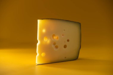 Maasdam Hollanda inek sütü peyniri parçaları. Bir parça sarı peynir..