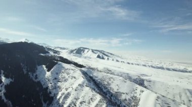 Çarpıcı Karakol manzarası. Kırgızistan, Tian Shan sıradağları, kışın Tian Shang dağlarının manzarası.
