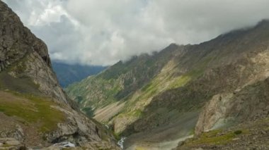 Ala-Kol Gölü 'ne giden Highland yolu. Kırgızistan 'daki Tian Shan Dağları. Timelapse - Güzel Resimli Manzara Dağları. Dağlarda yavaş hareket eden bulutlar. 