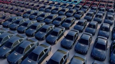 Arka arkaya bir sürü araba. Hava manzaralı yeni arabalar, güneşli bir günde bir araba fabrikasının dağıtım merkezine park edilmiş yeni araba ithalatı ve ihracatı için limana dizildi. 3d oluşturma.