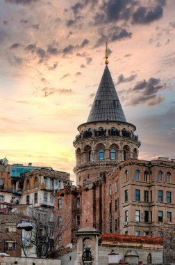 İSTANBUL, TURKEY - Nisan 09 2011: Galata Kulesi bölgenin siluetine hakim.