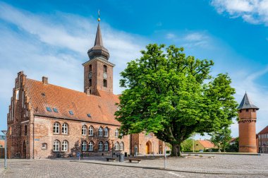 NYKOBING FALSTER, DENMARK - 25 Haziran 2022: Şehir Falster 'da, 295 metre uzunluğundaki Frederick IX Köprüsü ile bağlantılı.