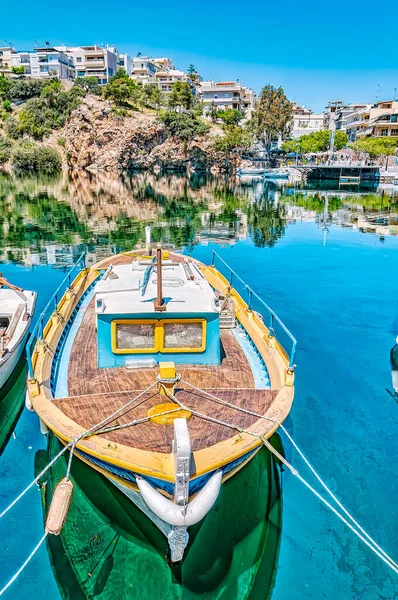 Agios Nikolaos Crete Grecia Mayo 2015 Barco Atracado Ciudad Balnearia —  Fotos de Stock