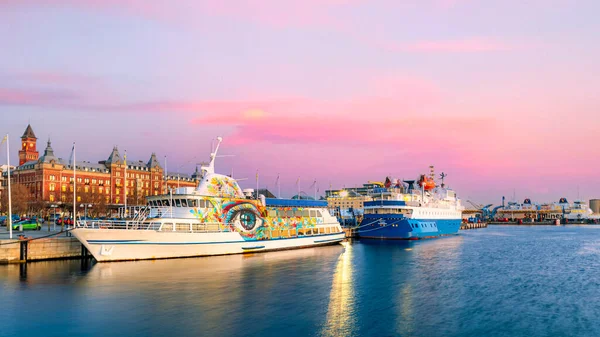 Helsingborg Sweden 2019年8月16日 Helsingborg的港口海滨 有两艘娱乐船和一艘渡船 — 图库照片