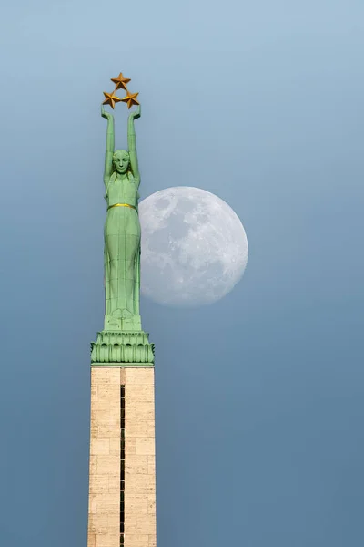 Riga Łotwa 0Ctober 2012 Pomnik Wolności Rygi Dominuje Nad Panoramą — Zdjęcie stockowe