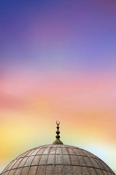 来自伊斯坦布尔众多清真寺之一的穹顶 映衬着日出的天空背景 — 图库照片