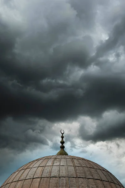 来自伊斯坦布尔众多清真寺之一的穹顶在阴云密布的天空中映衬着 — 图库照片