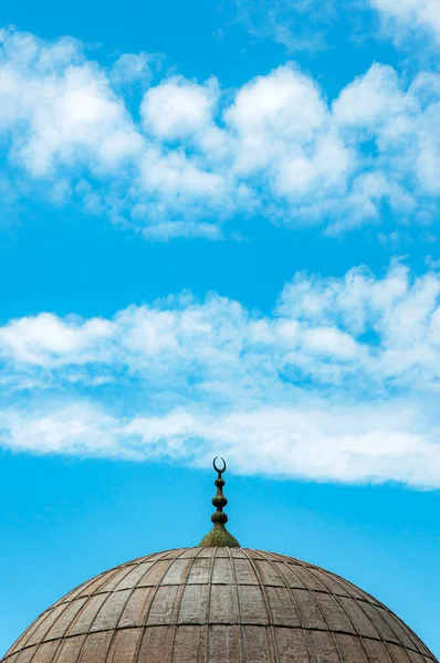 Купол Одной Многих Мечетей Стамбула Фоне Голубого Неба — стоковое фото