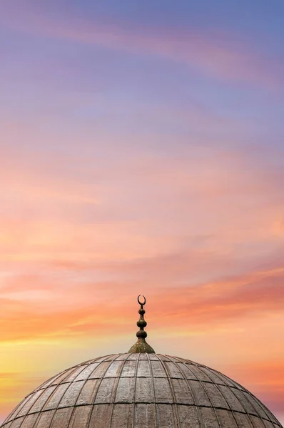 来自伊斯坦布尔众多清真寺之一的穹顶 映衬着夕阳的天空背景 — 图库照片