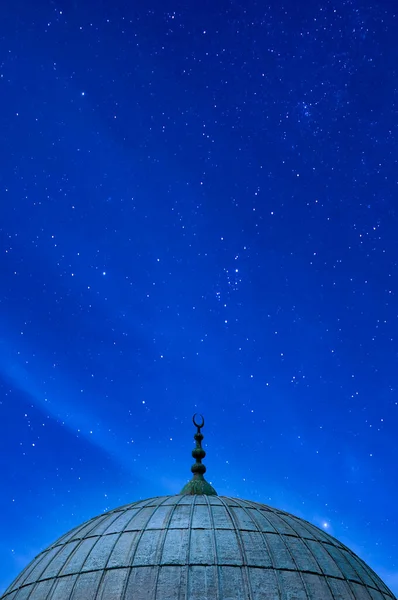 来自伊斯坦布尔众多清真寺之一的穹顶 背景是星空闪烁的夜空 — 图库照片