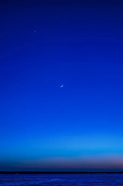 Den Nedgående Månen Och Venus Följer Stigen Den Nedgående Solen Stockbild