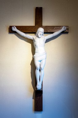 Kilise dekorasyonu İsa Mesih 'in çarmıha gerilişini resmediyor..