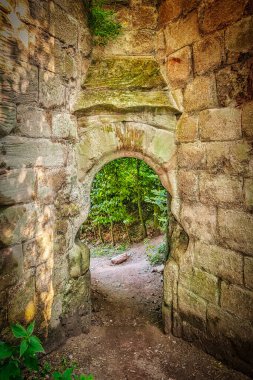 Nehir Esk bakan bir dramatik promontory üzerinde bulunan ağır müstahkem kale Harabeleri.