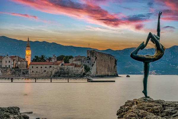 布德瓦 2017年10月01日 一个体操运动员的美丽和典雅的雕塑 位于岩石岩石附近海滩摩根并且老镇布德瓦在黑山 经常被误认为是芭蕾舞演员 — 图库照片