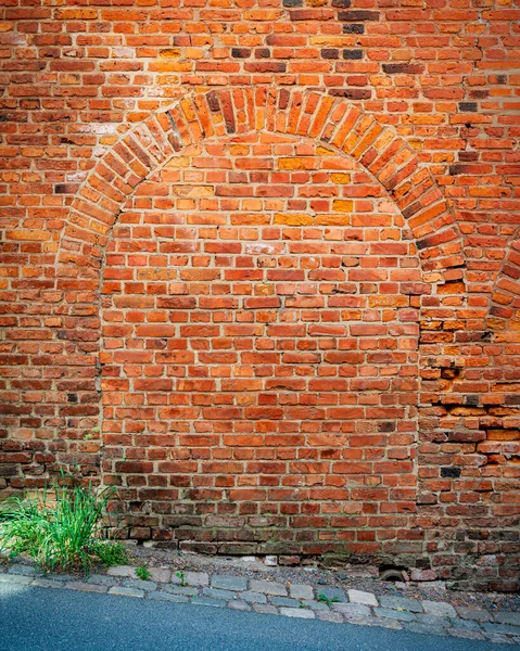 Eski Bir Fabrika Binasının Yan Tarafında Tuğlalı Bir Kapı Kemeri — Stok fotoğraf