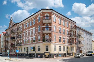 HELSİNGBORG, SWEDEN - 16 Temmuz 2023: Birçok eski büyük görünümlü binalardan birinin ön cephesi.