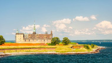 HELSINGOR, DENMARK - 28 Haziran 2013: Kronborg kalesi kıyı şeridi üzerinde Shakespeare 'in Hamlet oyunu ile ünlüdür..