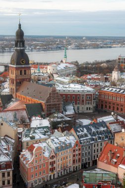 RIGA, LATVIA - 0CTOBER 28, 2012: Şehirdeki çan kulesinin birinden şehrin havadan görünüşü.