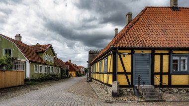 AHUS, SWEDEN - 21 Temmuz 2023: İsveç 'in güney bölgesindeki batı kıyısındaki kasabadan sokak manzarası.